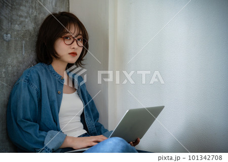 ノートパソコンを使うZ世代の若い女性 ノートパソコンを使うZ世代の若い女性 101342708