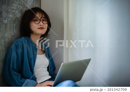 ノートパソコンを使うZ世代の若い女性 ノートパソコンを使うZ世代の若い女性 101342709