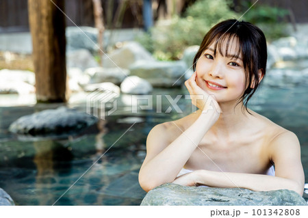 のんびり露天風呂に入る若い女性 101342808