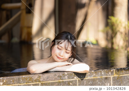 のんびり露天風呂に入る若い女性 101342826