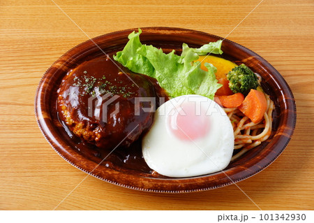 ハンバーグ、ハンバーグステーキ、目玉焼き、 101342930