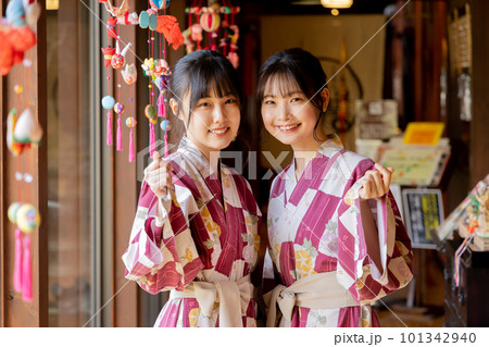 吊し雛と若い女性 101342940