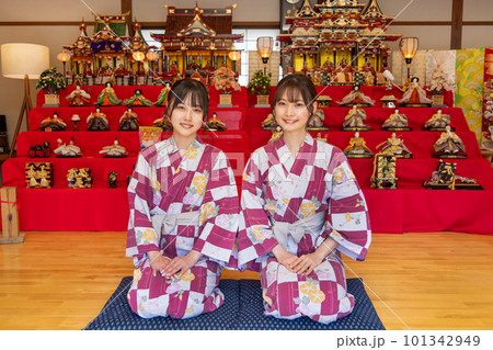 ひな人形と若い女性 101342949