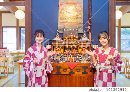 ひな人形と若い女性 101342952