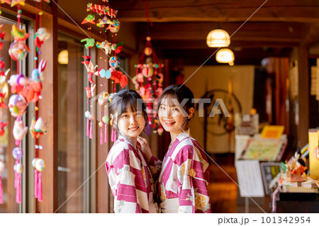 吊し雛と若い女性 101342954