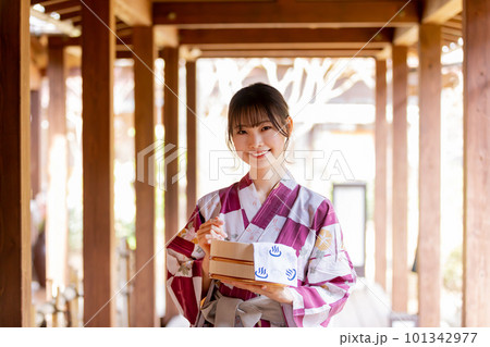 老舗旅館の渡り廊下を渡る若い女性 老舗旅館の渡り廊下を渡る若い女性 101342977