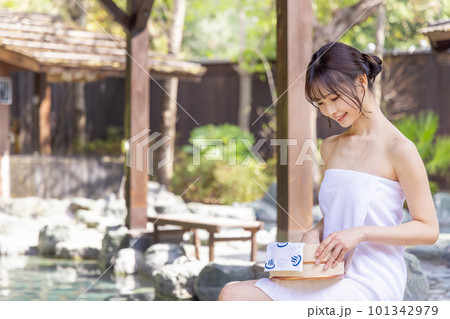 のんびり露天風呂に入る若い女性 101342979
