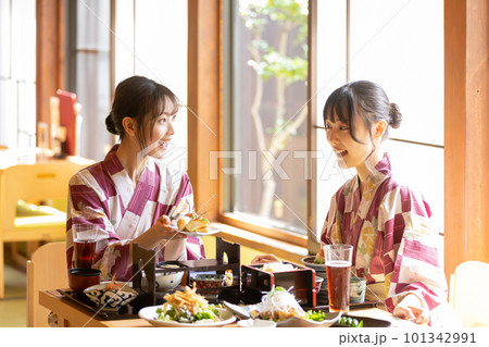 旅館で食事をする浴衣の女性 旅館で食事をする浴衣の女性 101342991