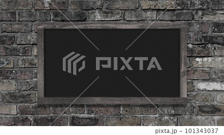 煤けたヴィンテージ煉瓦の壁に飾られた、チャコールグレイの黒板	 101343037