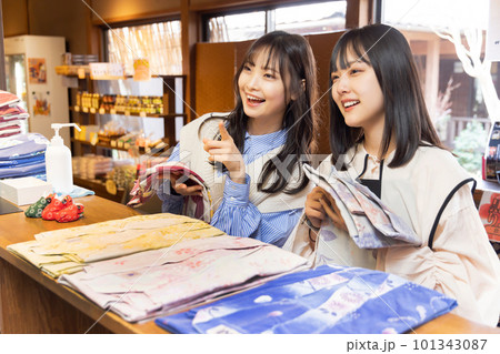 スパで浴衣を選ぶ女性 スパで浴衣を選ぶ女性 101343087