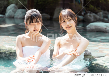 のんびり露天風呂に入る2人の若い女性 101343179