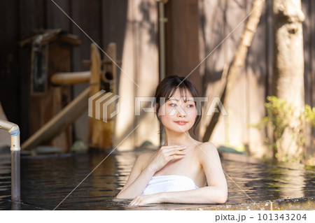 のんびり露天風呂に入る若い女性 101343204
