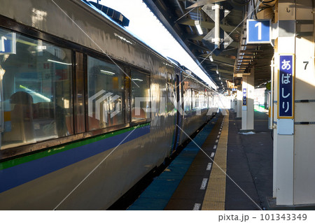 北海道　網走駅と特急列車 101343349