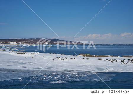 北海道 船上から見たオホーツク海の流氷と能取岬 北海道 船上から見たオホーツク海の流氷と能取岬 101343353