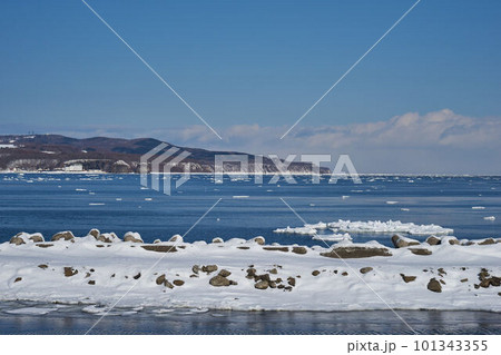 北海道　船上から見たオホーツク海の流氷と能取岬 101343355