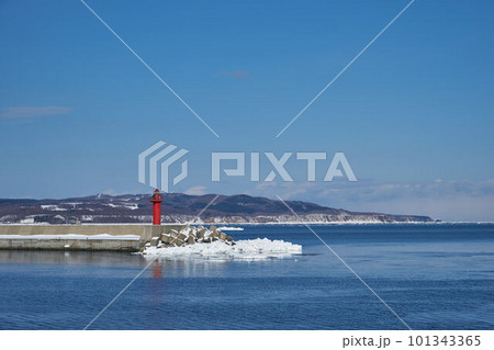 北海道 船上から見たオホーツク海の流氷と能取岬 北海道 船上から見たオホーツク海の流氷と能取岬 101343365