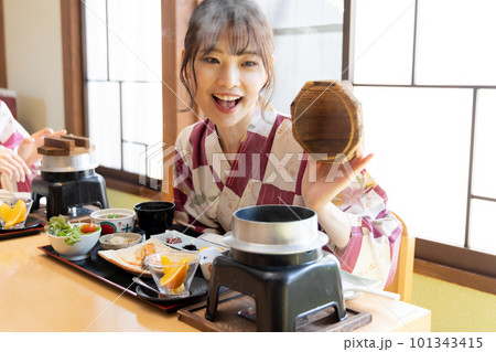 旅館で料理を楽しむ若い女性 101343415