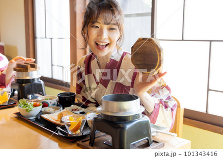 旅館で料理を楽しむ若い女性 101343416