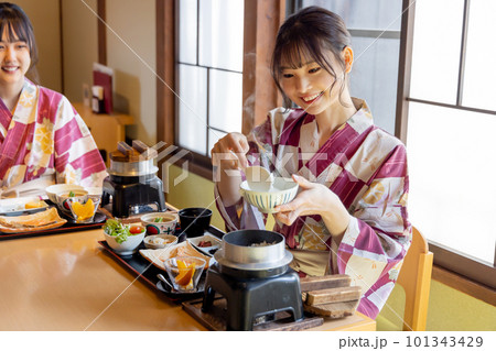旅館で料理を楽しむ若い女性 ご飯をよそう よそる 旅館で料理を楽しむ若い女性 ご飯をよそう よそる 101343429