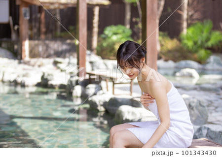 のんびり露天風呂に入る若い女性 のんびり露天風呂に入る若い女性 101343430