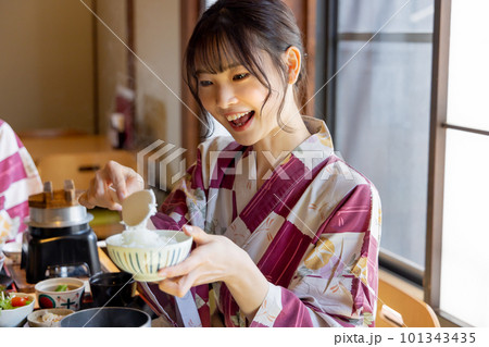 旅館で料理を楽しむ若い女性 ご飯をよそう よそる 旅館で料理を楽しむ若い女性 ご飯をよそう よそる 101343435