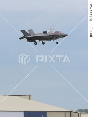 イギリス空軍F-35BライトニングⅡ着陸降下 101343758