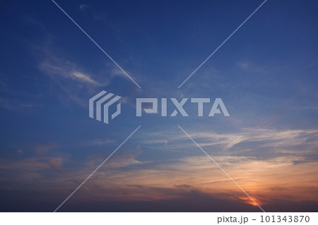 飛行機雲が現れた夕焼け空・空限定・230404pm 101343870