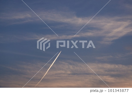 飛行機雲が現れた夕焼け空・空限定・230404pm 飛行機雲が現れた夕焼け空・空限定・230404pm 101343877