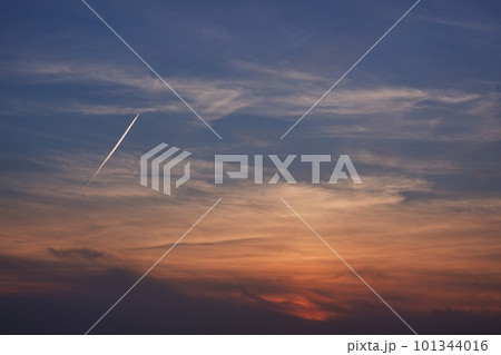 飛行機雲が現れた夕焼け空・空限定・230404pm 101344016