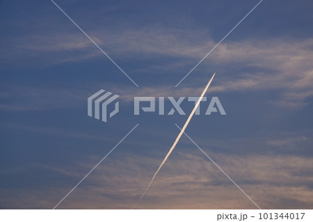 飛行機雲が現れた夕焼け空・空限定・230404pm 101344017