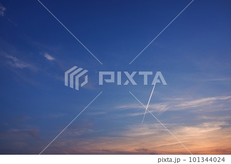 飛行機雲が現れた夕焼け空・空限定・230404pm 飛行機雲が現れた夕焼け空・空限定・230404pm 101344024