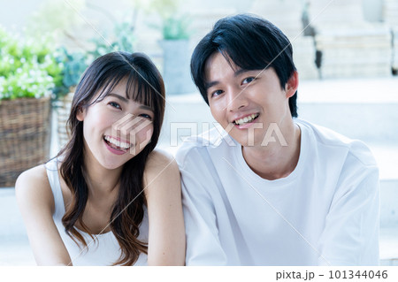 リラックスするカップル リラックスするカップル 101344046