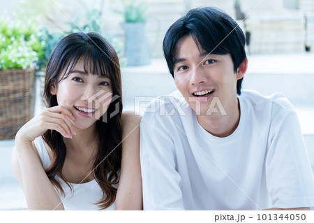 リラックスするカップル リラックスするカップル 101344050
