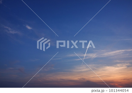 飛行機雲が現れた夕焼け空・空限定・230404pm 101344054