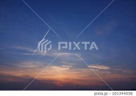 飛行機雲が現れた夕焼け空・空限定・230404pm 飛行機雲が現れた夕焼け空・空限定・230404pm 101344056