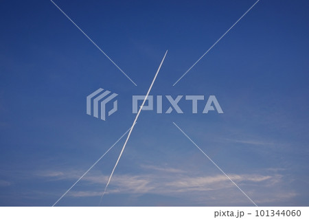 飛行機雲が現れた夕焼け空・空限定・230404pm 101344060