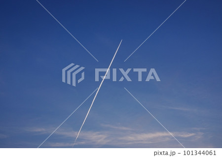 飛行機雲が現れた夕焼け空・空限定・230404pm 飛行機雲が現れた夕焼け空・空限定・230404pm 101344061