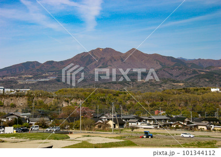 山梨の春 韮崎ワニ塚から茅ヶ岳を望む 山梨の春 韮崎ワニ塚から茅ヶ岳を望む 101344112