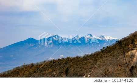 山梨の春 茅ヶ岳山頂から金ヶ岳越しに八ヶ岳を望む 山梨の春 茅ヶ岳山頂から金ヶ岳越しに八ヶ岳を望む 101344120