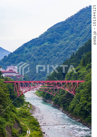 緑深い黒部峡谷鉄道沿線 新山彦橋と旧山彦橋 緑深い黒部峡谷鉄道沿線 新山彦橋と旧山彦橋 101344125