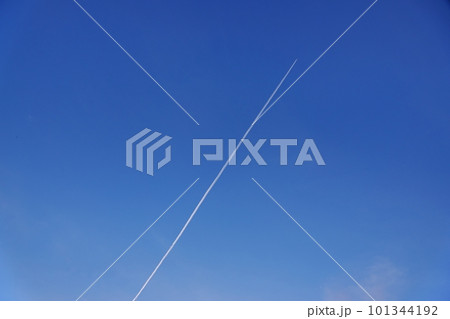 飛行機雲が伸びる春の夕空・空限定・230404pm 101344192