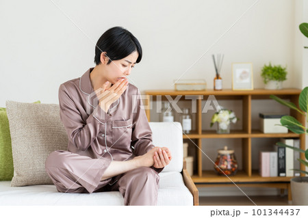 水虫に悩む若い女性 101344437