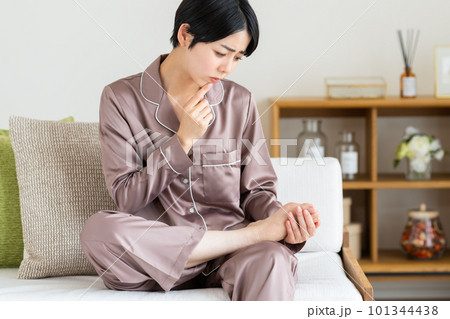 水虫に悩む若い女性 101344438