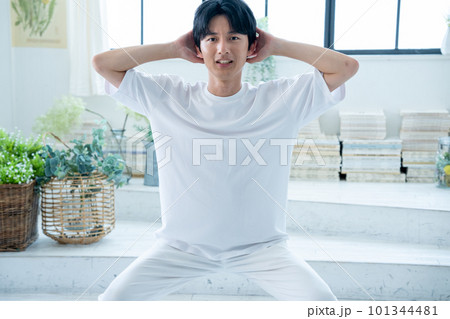 トレーニングをする男性 トレーニングをする男性 101344481