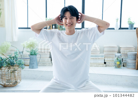 トレーニングをする男性 トレーニングをする男性 101344482