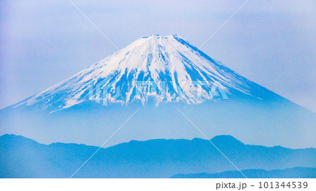 山梨の春 茅ヶ岳山頂から 富士山を望む 山梨の春 茅ヶ岳山頂から 富士山を望む 101344539