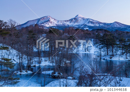 裏磐梯中瀬沼展望台から夕方の磐梯山 101344638