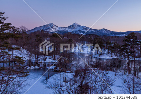 裏磐梯中瀬沼展望台から夕方の磐梯山 101344639