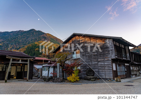 長野県塩尻市 秋の紅葉が美しい夕方の奈良井宿のまちなみの中の鍵の手 長野県塩尻市 秋の紅葉が美しい夕方の奈良井宿のまちなみの中の鍵の手 101344747