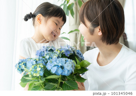 母の日に子供から紫陽花を貰うママ 母の日に子供から紫陽花を貰うママ 101345046